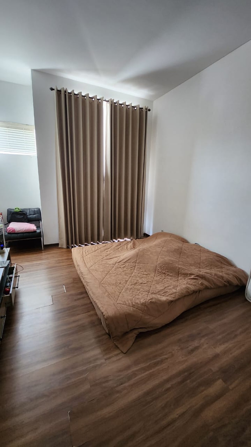 Dijual Rumah SEMI FURNITURE Royal Residence Surabaya Barat