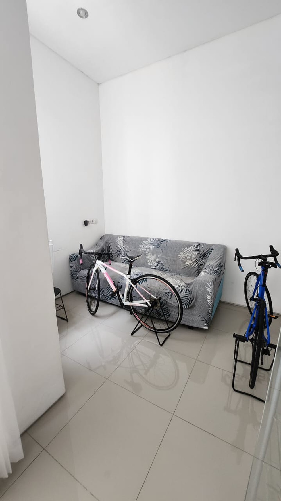 Dijual Rumah SEMI FURNITURE Royal Residence Surabaya Barat