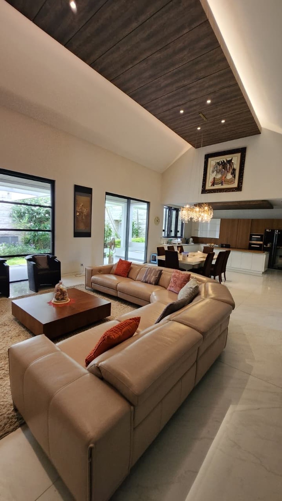 Dijual 780 m2 Rumah Mewah Golf area FULL FURNISHED Mewah plus LIFT ( Hunian Sekeliling area Golf ) Surabaya Barat