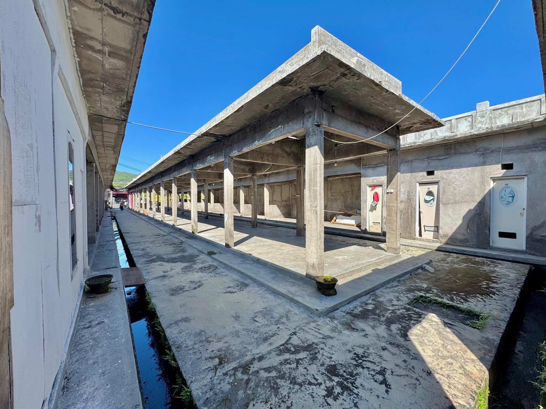 STRATEGIC COMMERCIAL PROPERTY WITH 26 SHOP UNITS ON MAIN ROAD