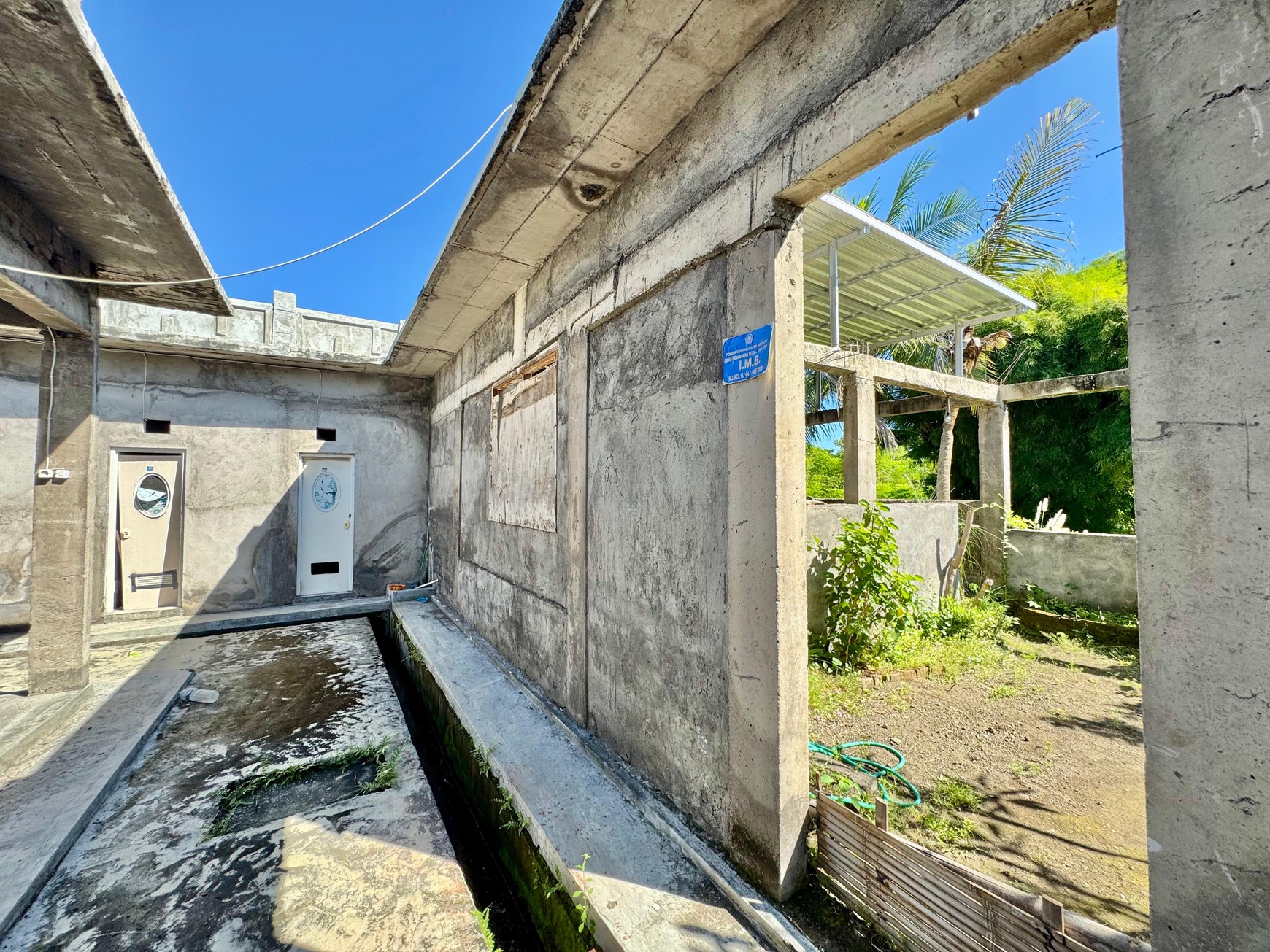 STRATEGIC COMMERCIAL PROPERTY WITH 26 SHOP UNITS ON MAIN ROAD