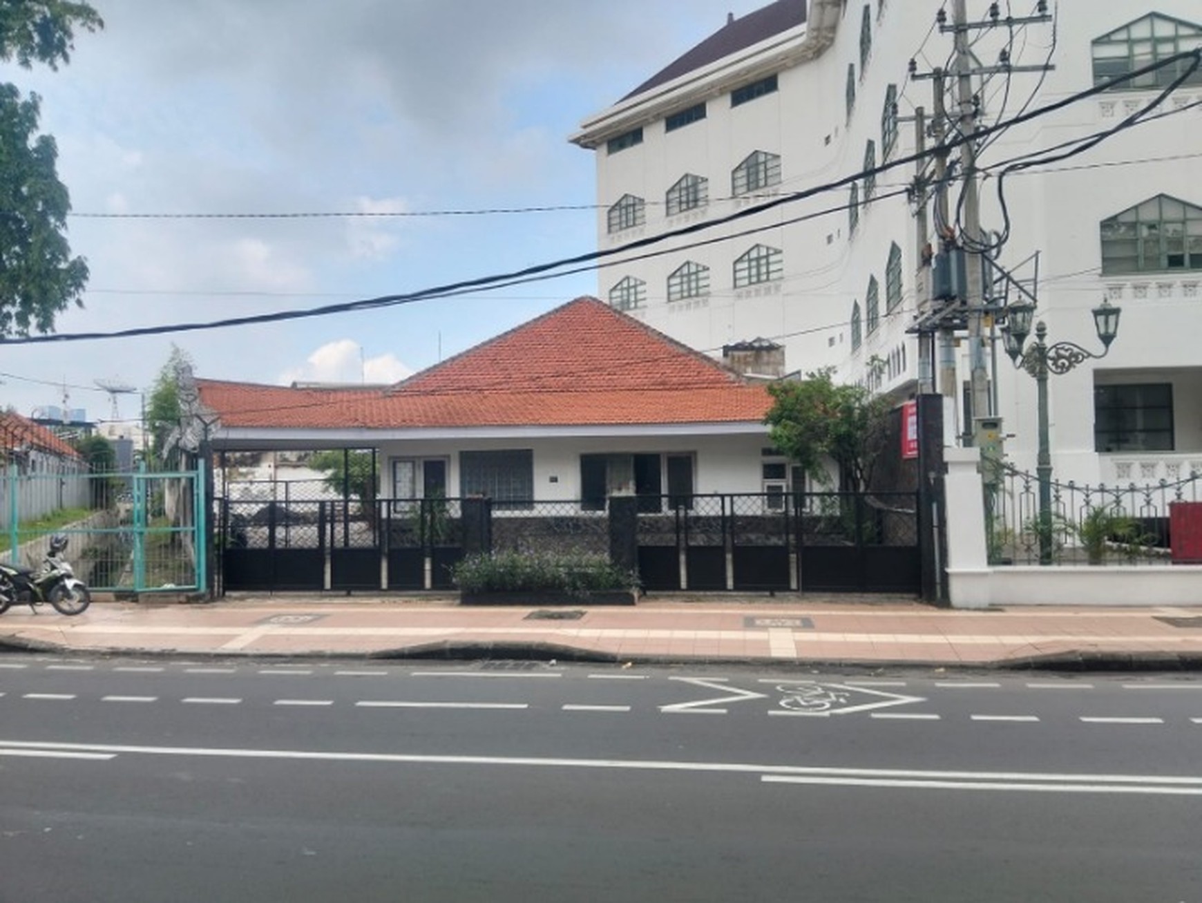 Rumah usaha di sewakan nol jalan Raya Darmo Surabaya Pusat