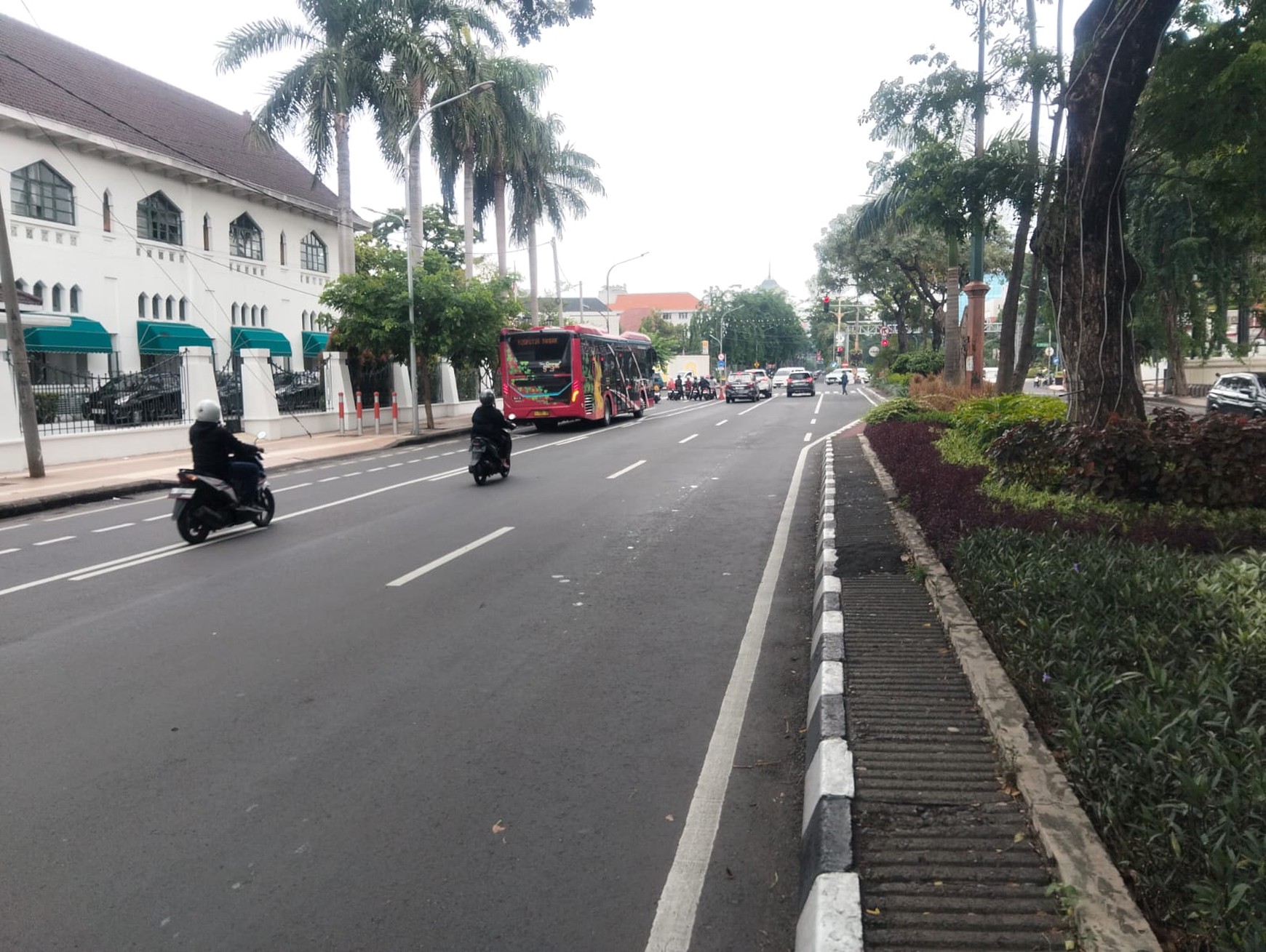 Rumah usaha di sewakan nol jalan Raya Darmo Surabaya Pusat