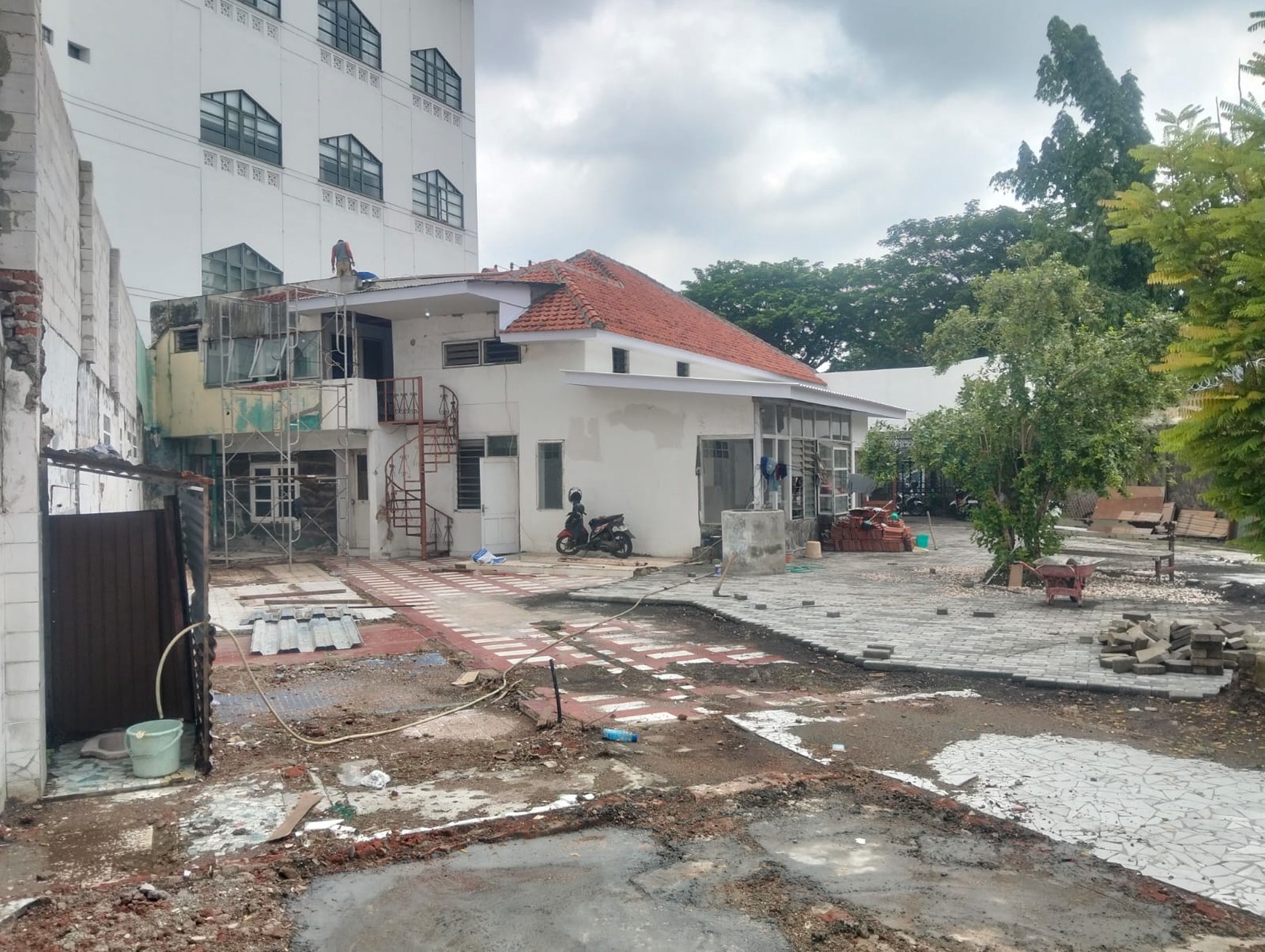 Rumah usaha di sewakan nol jalan Raya Darmo Surabaya Pusat