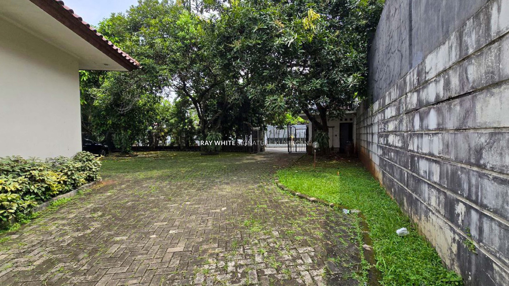 Rumah Lama Cocok Untuk Town House dekat TMII di Ceger Permai