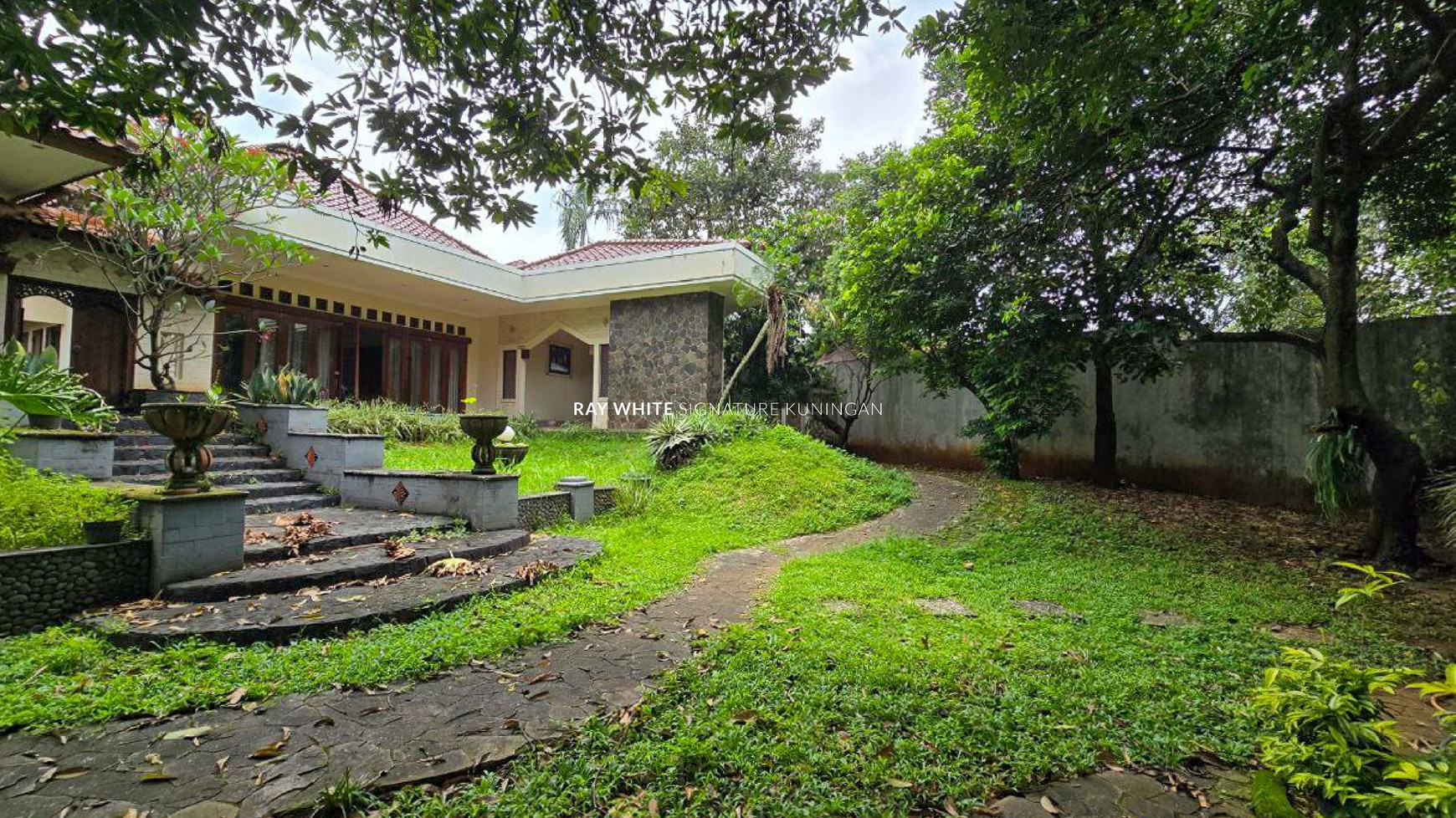 Rumah Lama Cocok Untuk Town House dekat TMII di Ceger Permai