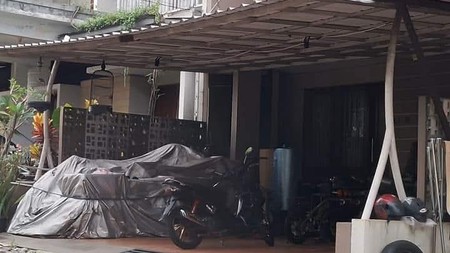 Rumah 2 lantai, bagus, dalam Cluster keamanan 24 Jam di Ciputat