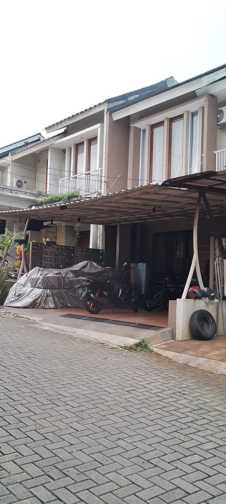 Rumah 2 lantai, bagus, dalam Cluster keamanan 24 Jam di Ciputat