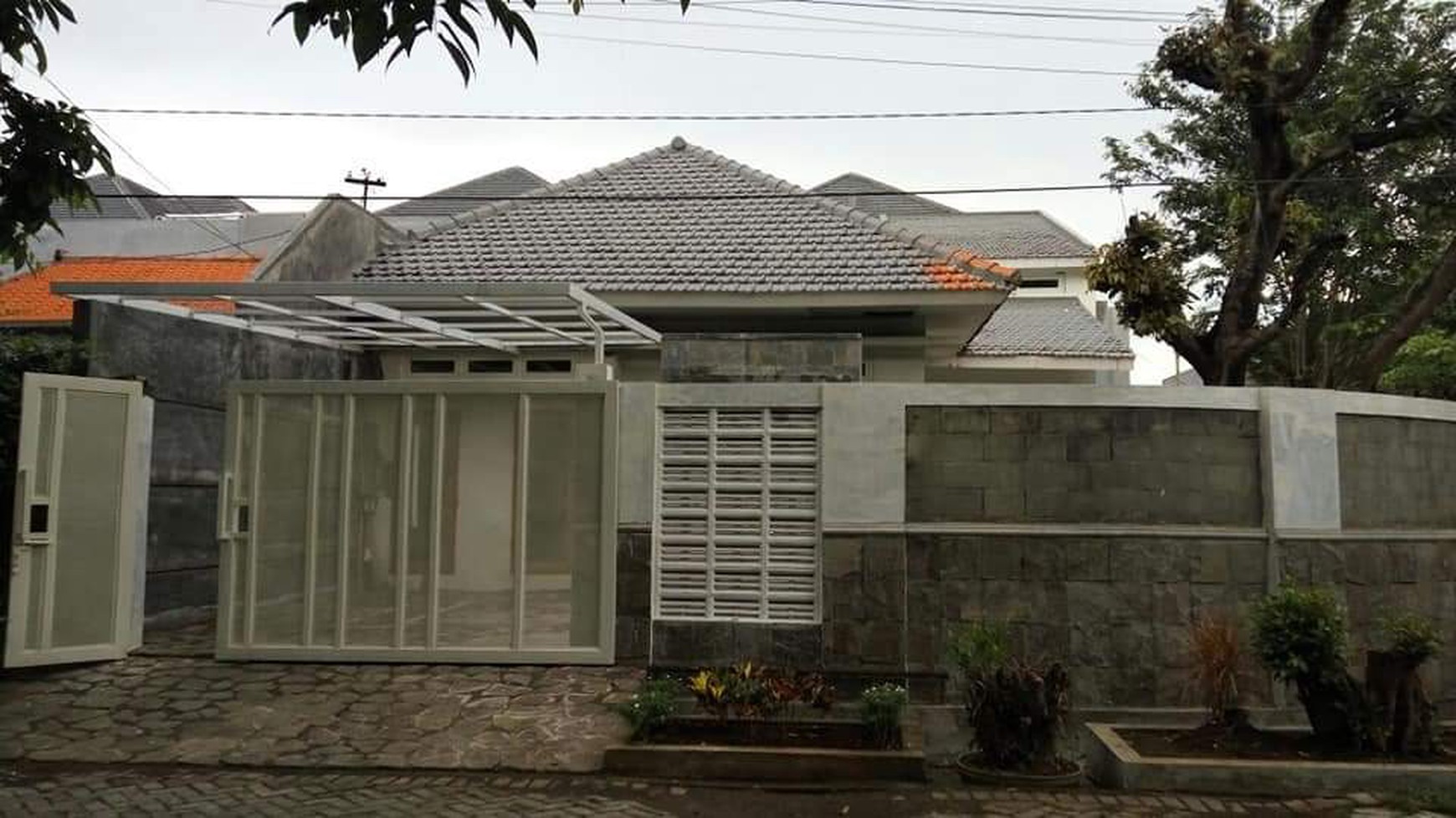 Rumah Di jual Tenggilis Hook nyaman dan siap huni