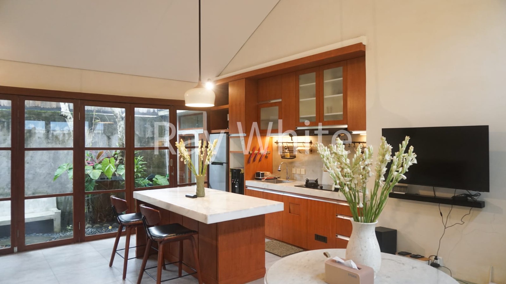 Freehold - Charming Villa Canggu, Bali - Modern Comfort & Tranquil Garden