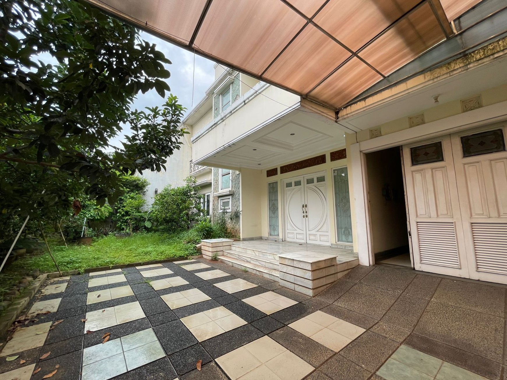 Dijual rumah di taman lebak bulus lokasi strategis