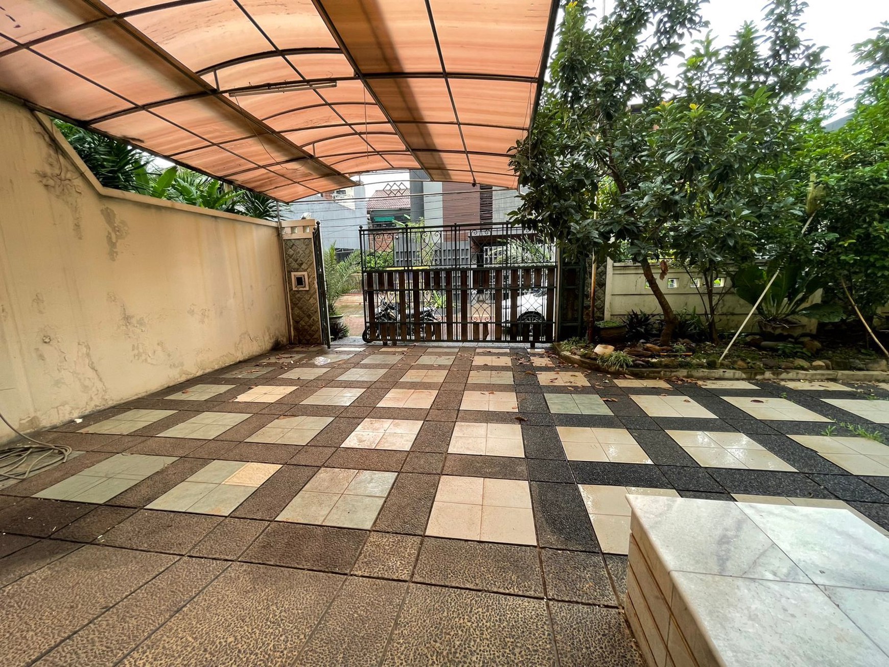 Dijual rumah di taman lebak bulus lokasi strategis