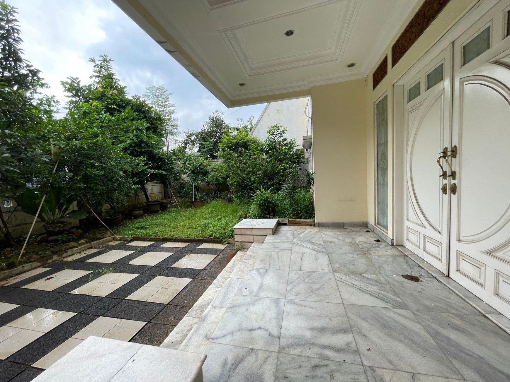 Dijual rumah di taman lebak bulus lokasi strategis