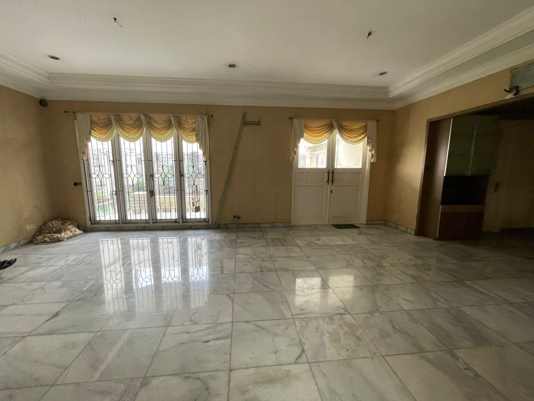Dijual rumah di taman lebak bulus lokasi strategis