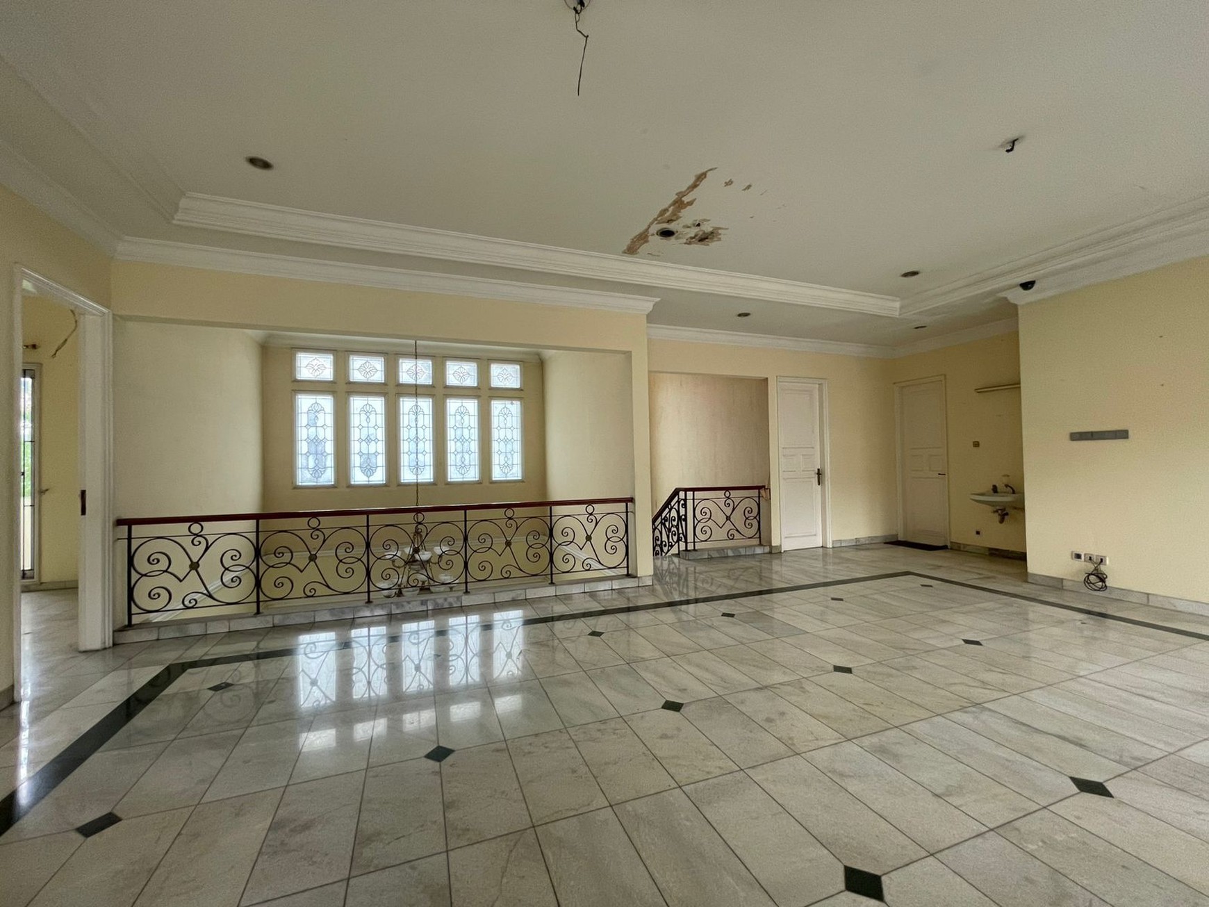 Dijual rumah di taman lebak bulus lokasi strategis
