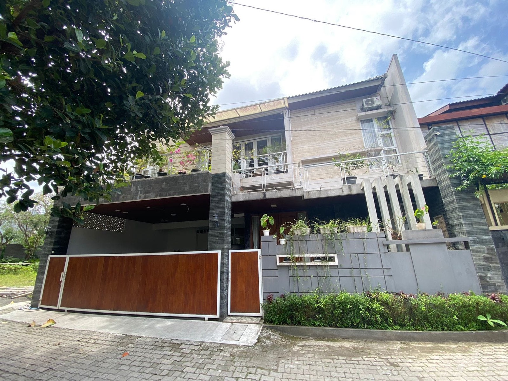 Rumah Tinggal Furnish 3 Lantai Lokasi Dekat Fisolosofi Kopi Sariharjo Ngaglik Sleman