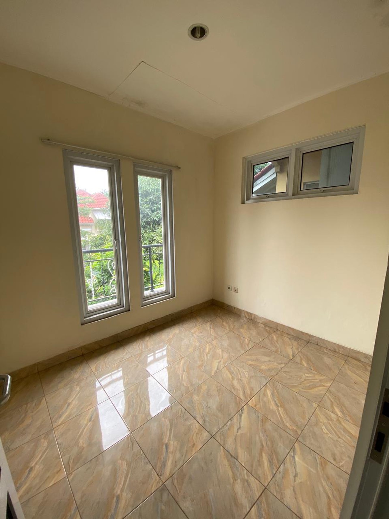 RUMAH ASRI, 2 LANTAI DI CLUSTER FAVORIT KOTA WISATA CIBUBUR