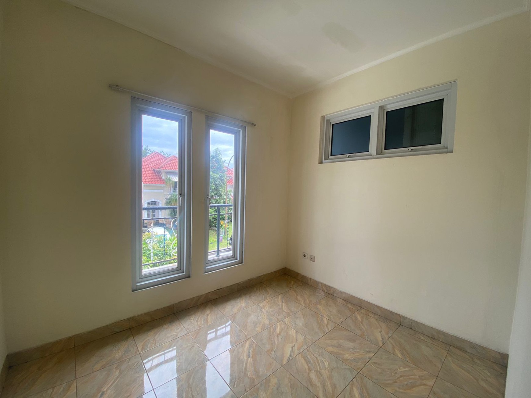 RUMAH ASRI, 2 LANTAI DI CLUSTER FAVORIT KOTA WISATA CIBUBUR