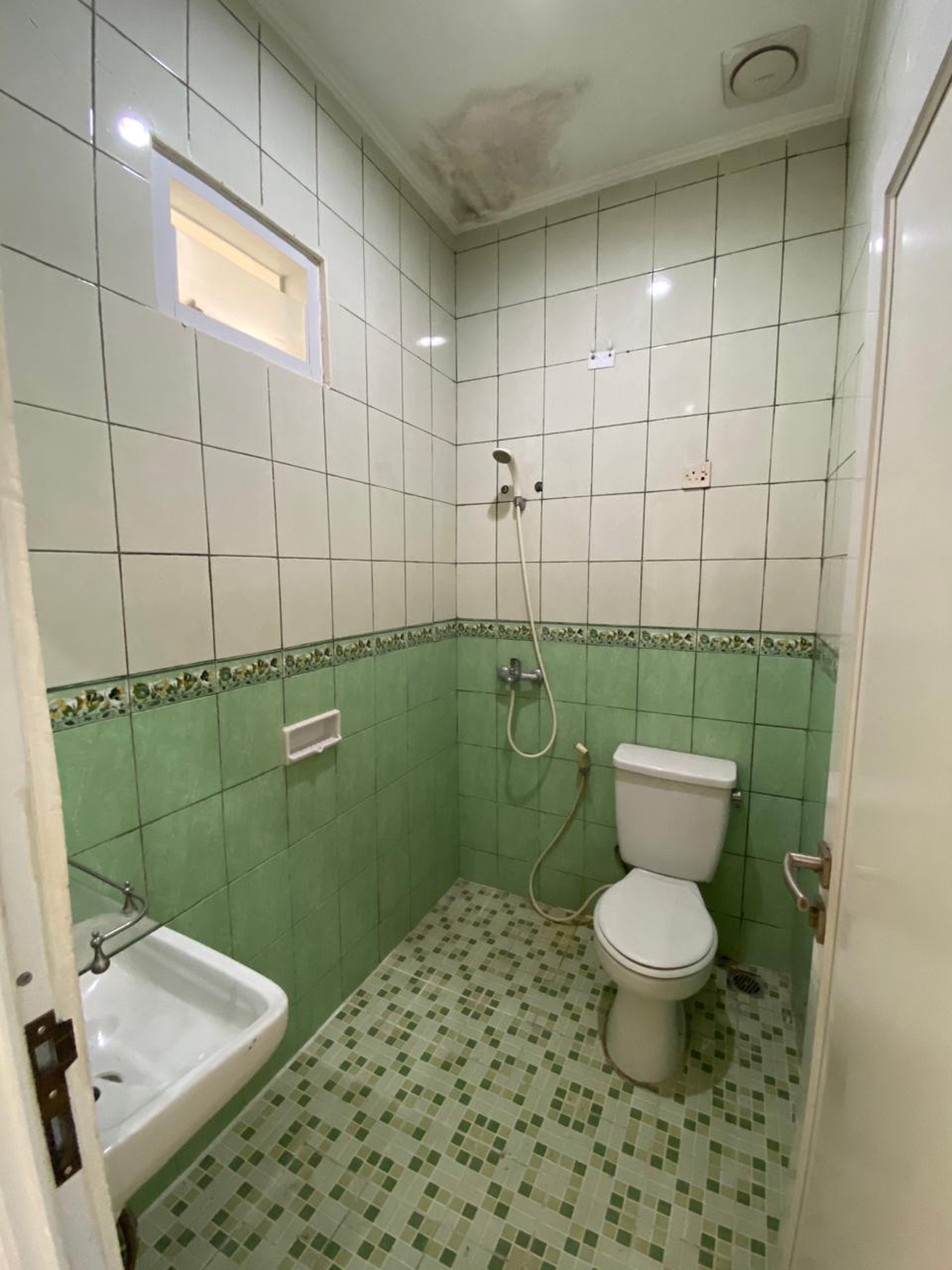 RUMAH ASRI, 2 LANTAI DI CLUSTER FAVORIT KOTA WISATA CIBUBUR