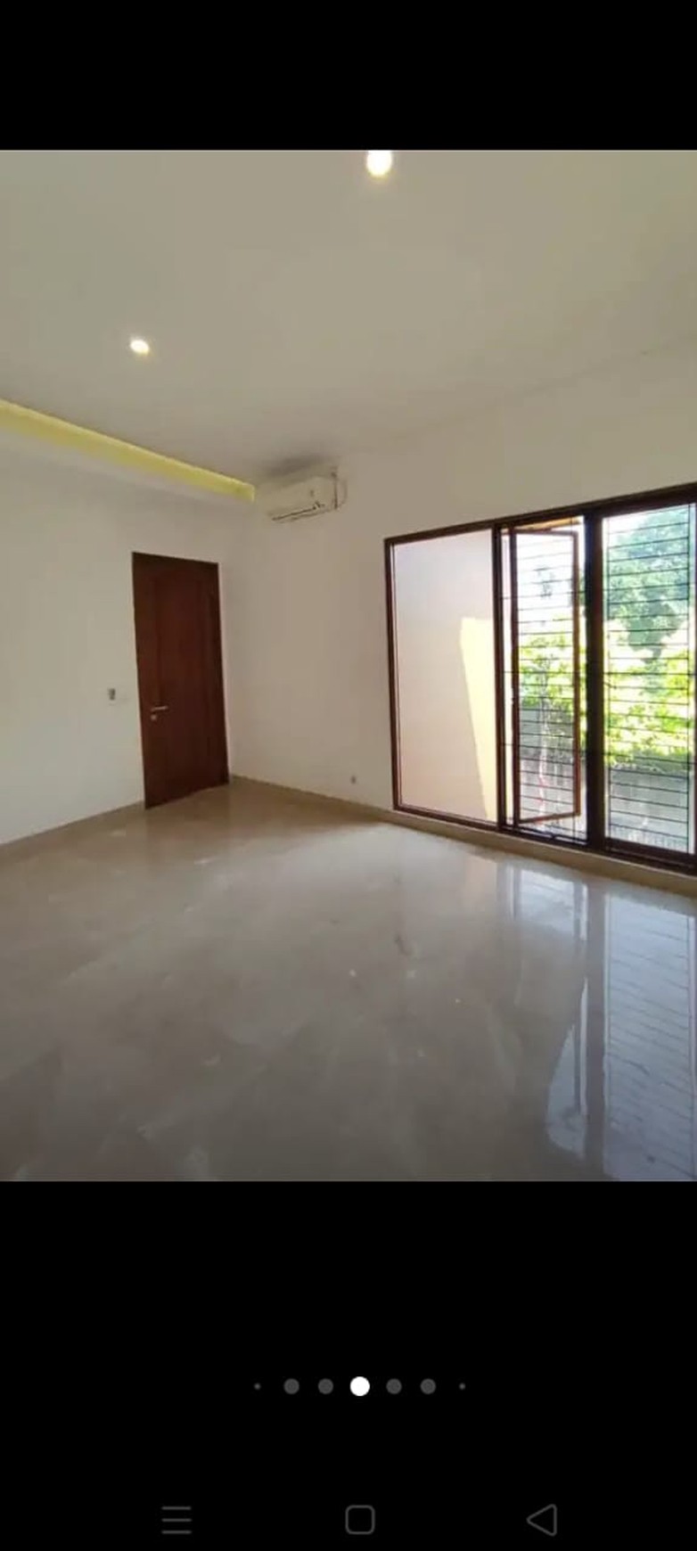 Rumah Siap Huni dengan Kolam Renang Pribadi diKemang, Jakarta Selatan