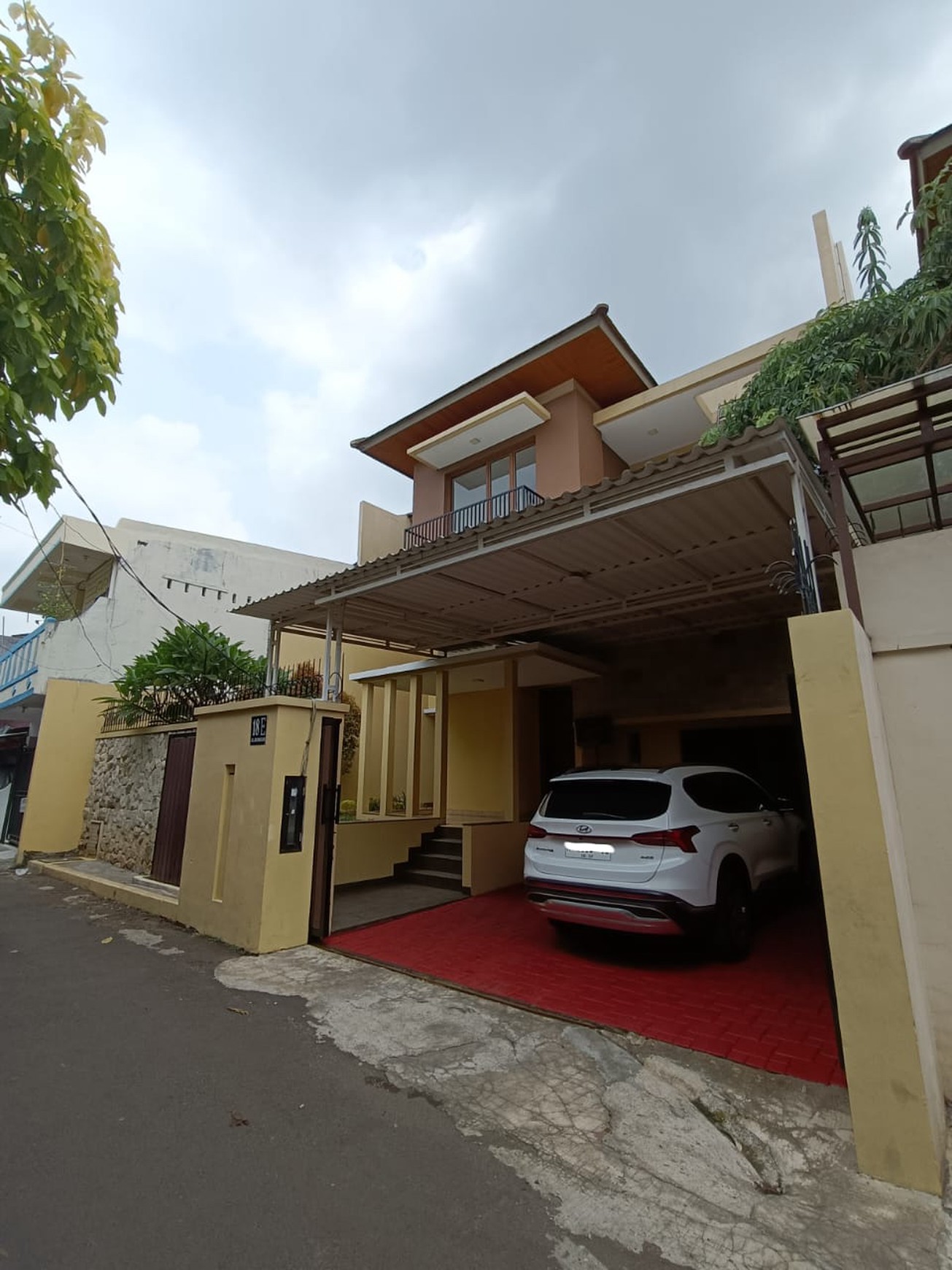 Rumah Siap Huni dengan Kolam Renang Pribadi diKemang, Jakarta Selatan