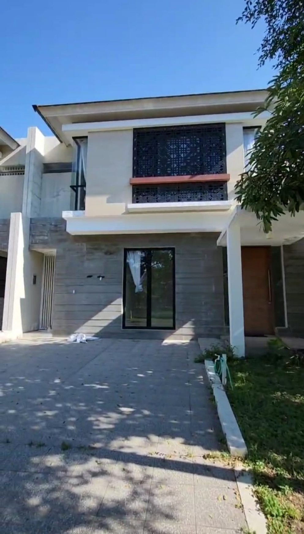 DIJUAL Rumah SPESIAL  View Danau di Citraland Surabaya Barat