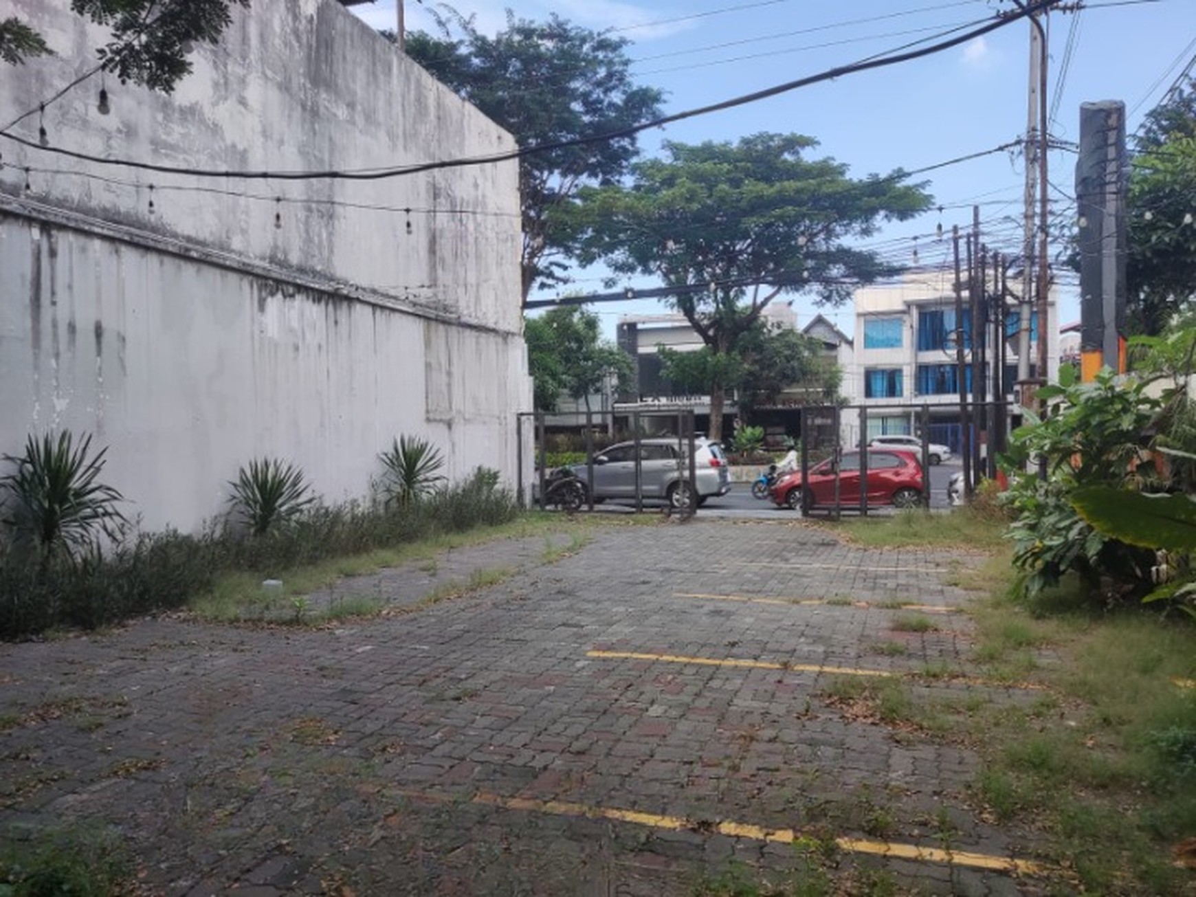 DISEWAKAN  Lahan + bangunan lokasi strategis di Pusat Kota Surabaya  Cocok untuk segala jenis usaha 