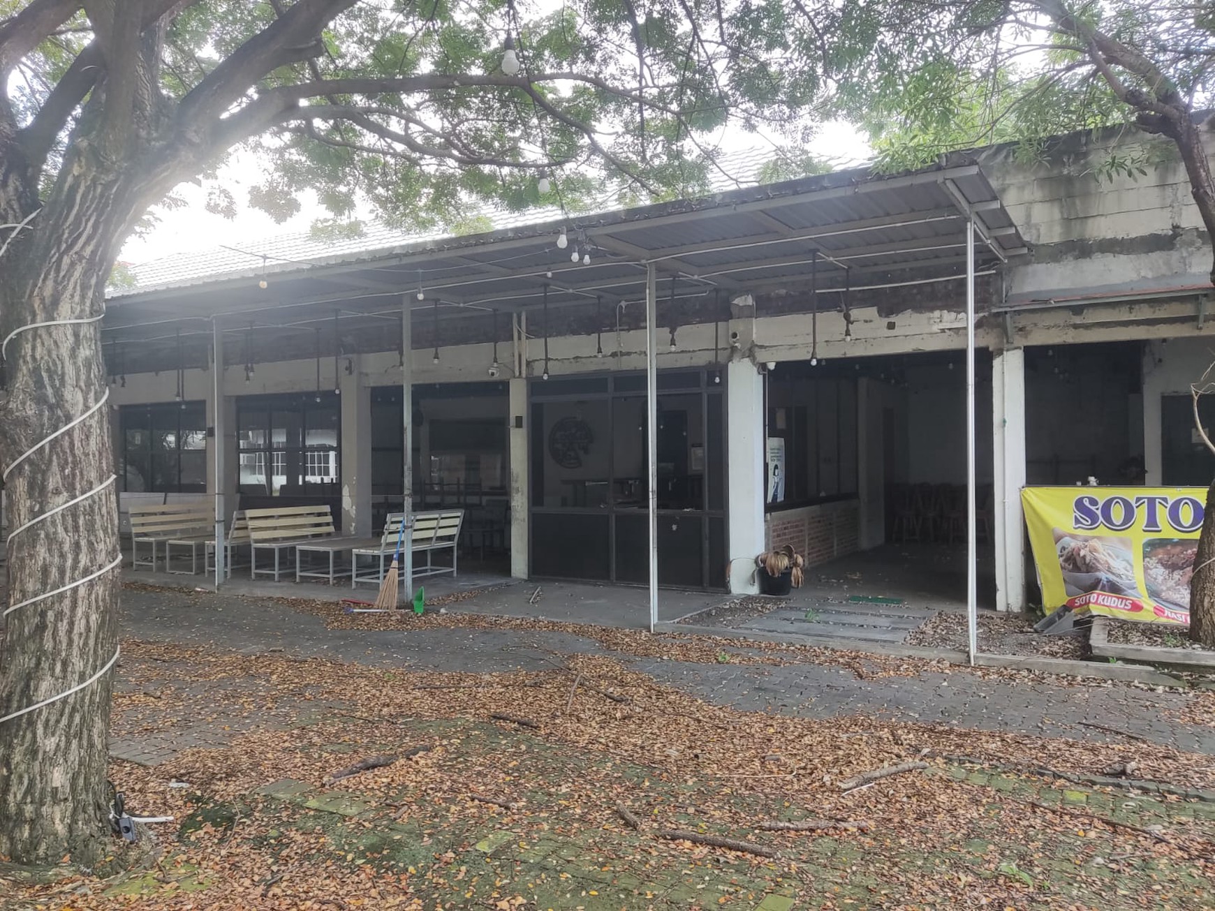 DISEWAKAN  Lahan + bangunan lokasi strategis di Pusat Kota Surabaya  Cocok untuk segala jenis usaha 