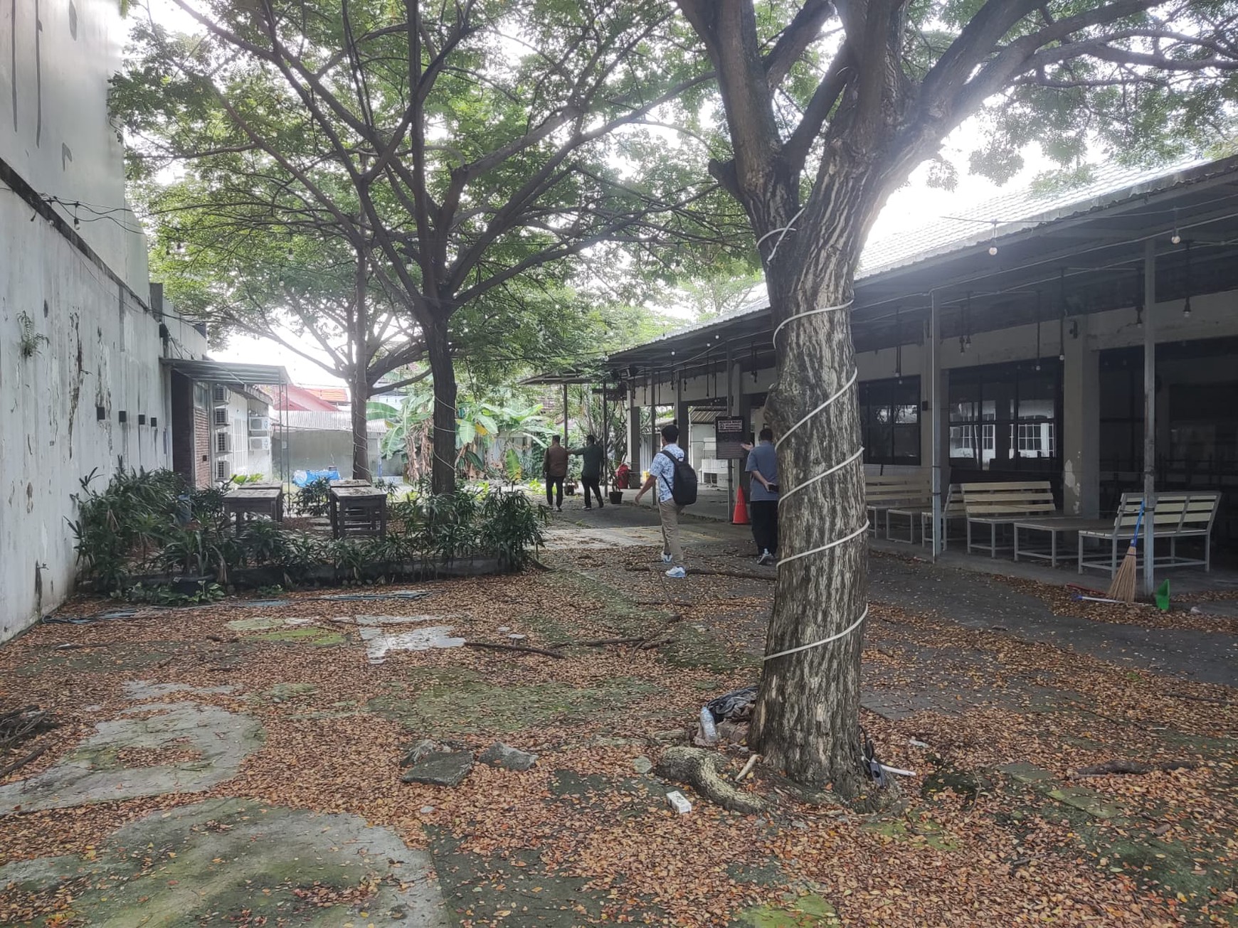 DISEWAKAN  Lahan + bangunan lokasi strategis di Pusat Kota Surabaya  Cocok untuk segala jenis usaha 