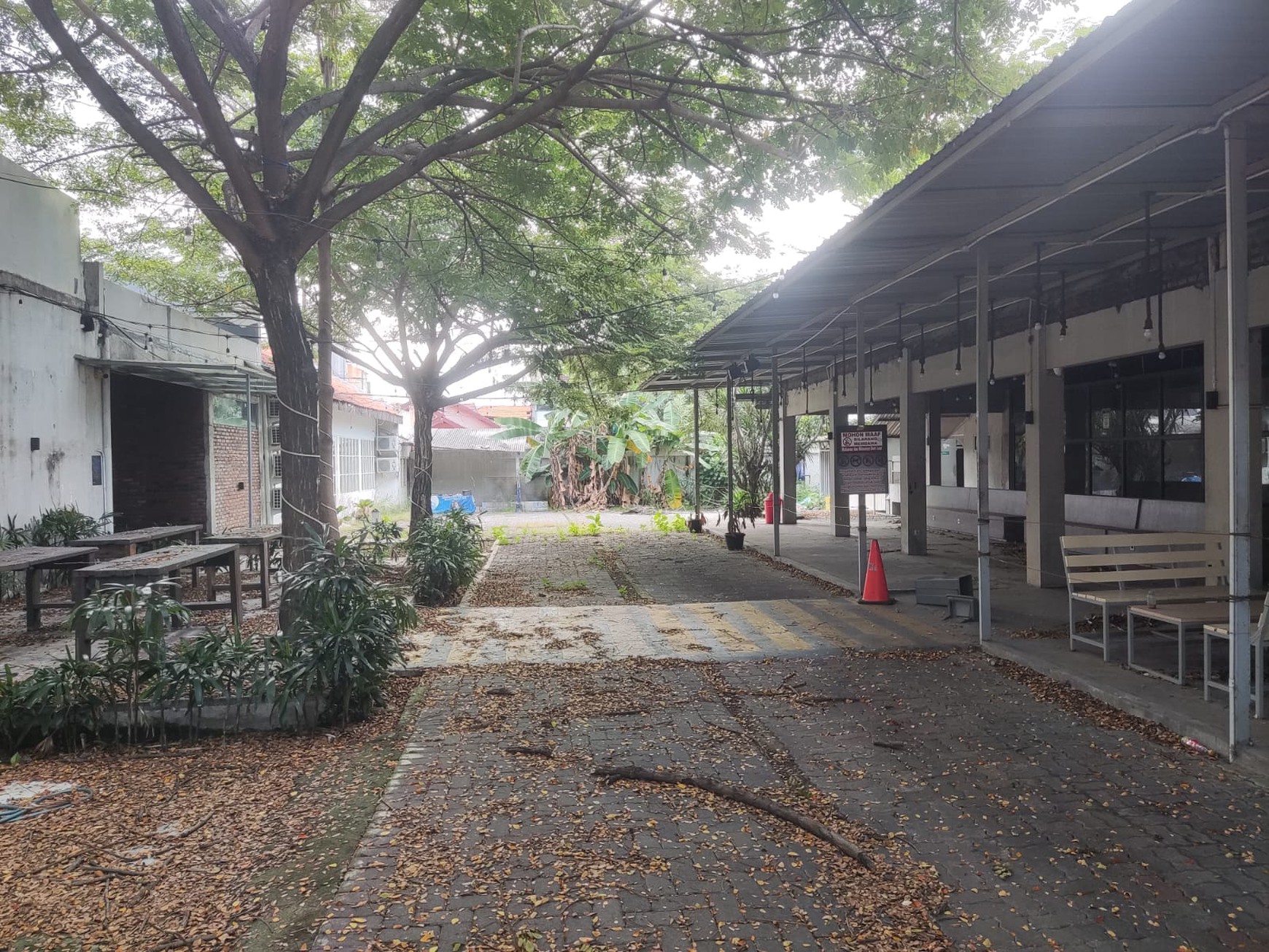 DISEWAKAN  Lahan + bangunan lokasi strategis di Pusat Kota Surabaya  Cocok untuk segala jenis usaha 
