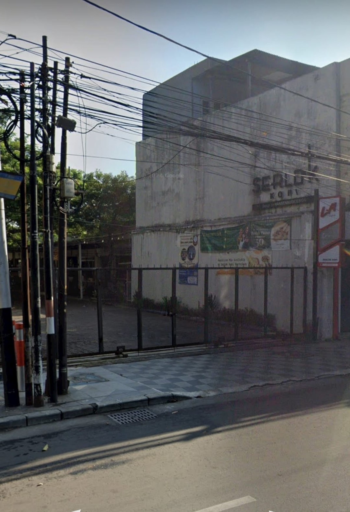 DISEWAKAN  Lahan + bangunan lokasi strategis di Pusat Kota Surabaya  Cocok untuk segala jenis usaha 