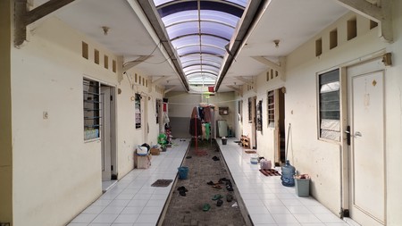 Jual Rumah Kos 8 Kamar Bonus 3 Kios Depan di Raya Medokan Semampir, Lokasi Strategis!