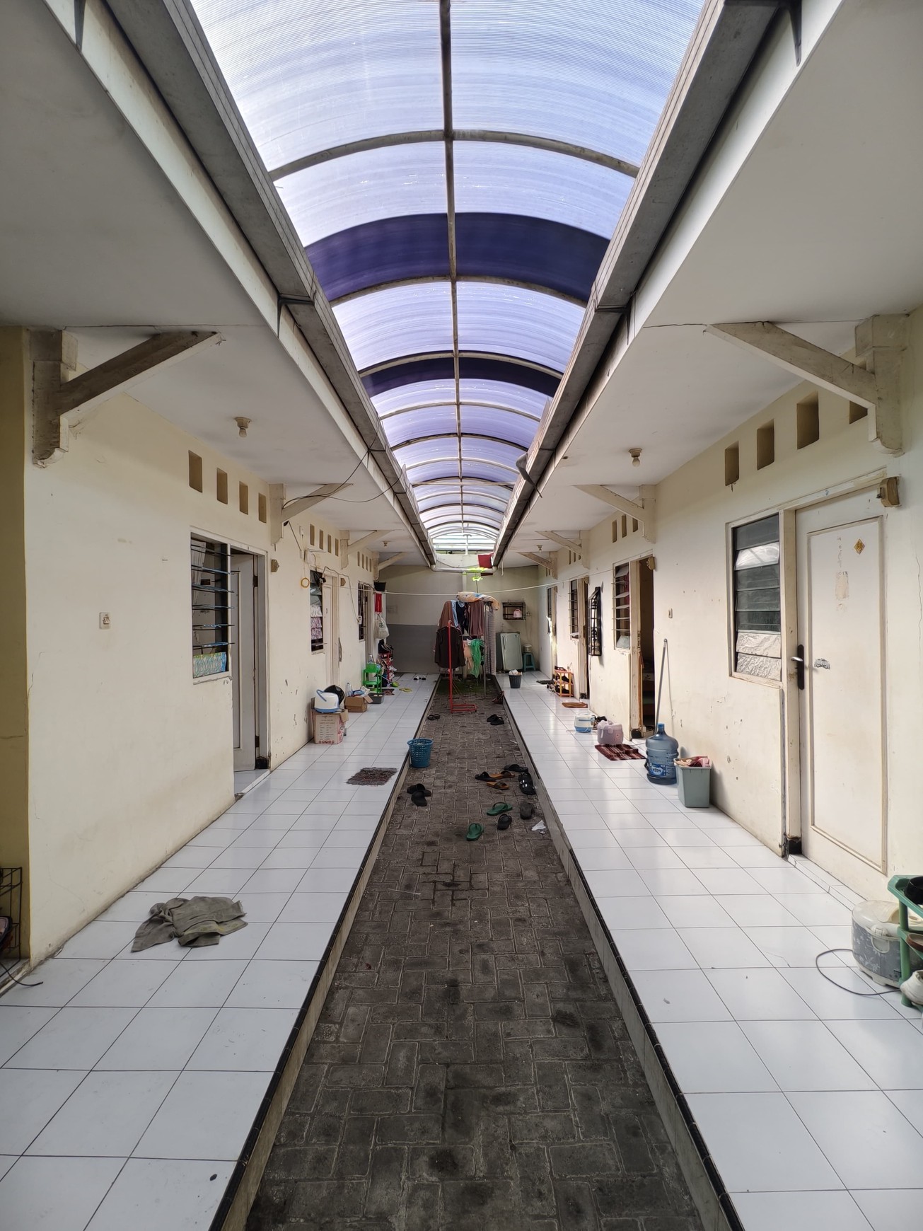 Rumah Kos Aktif 8 Kamar SHM di Surabaya Timur, Dekat Sekolah & RS, LT 300 m² - 2M Nego!