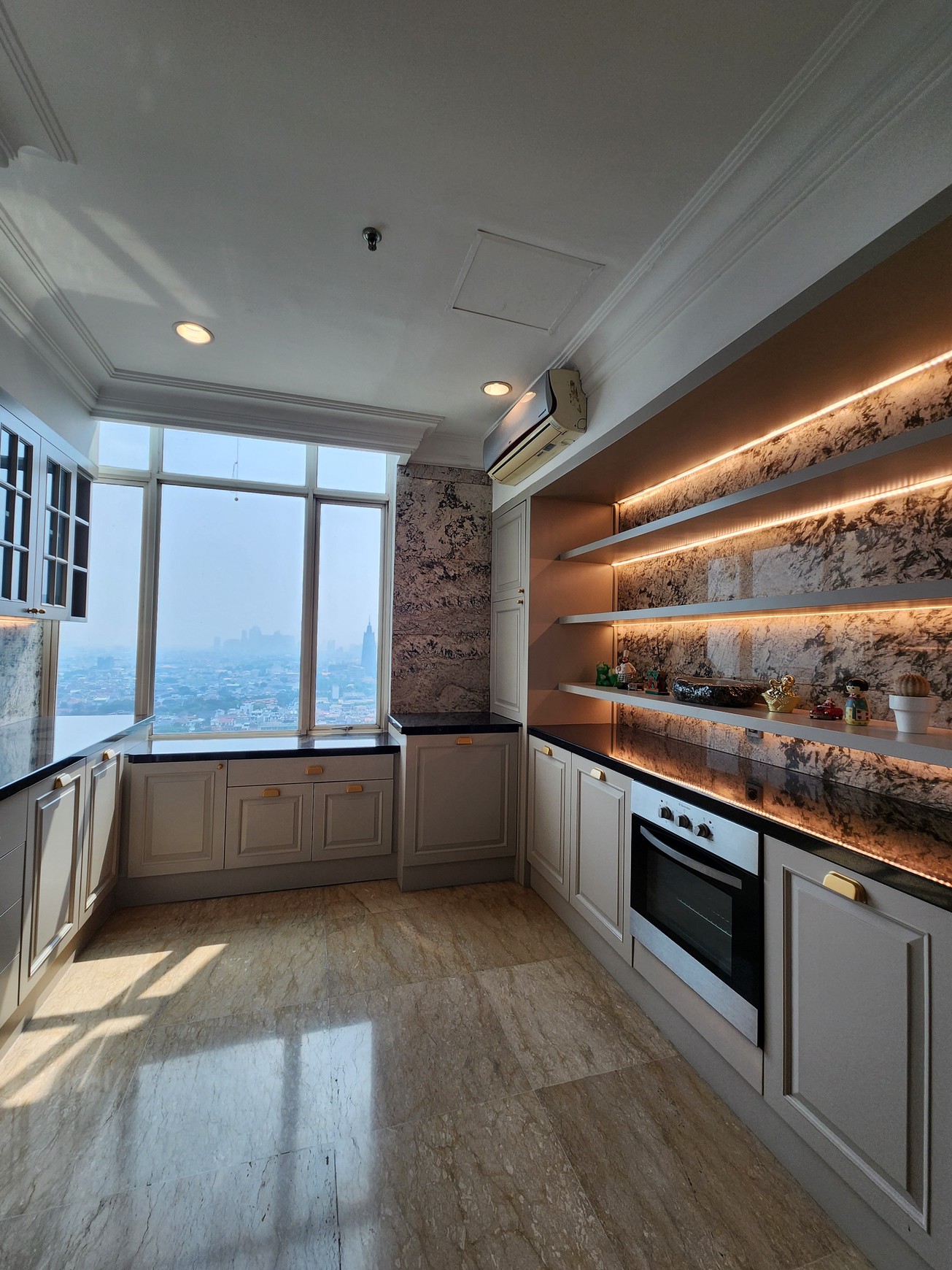 Senayan Residence Penthouse mewah dan viewnya menakjubkan hanya ada 1 di daerah Senayan
