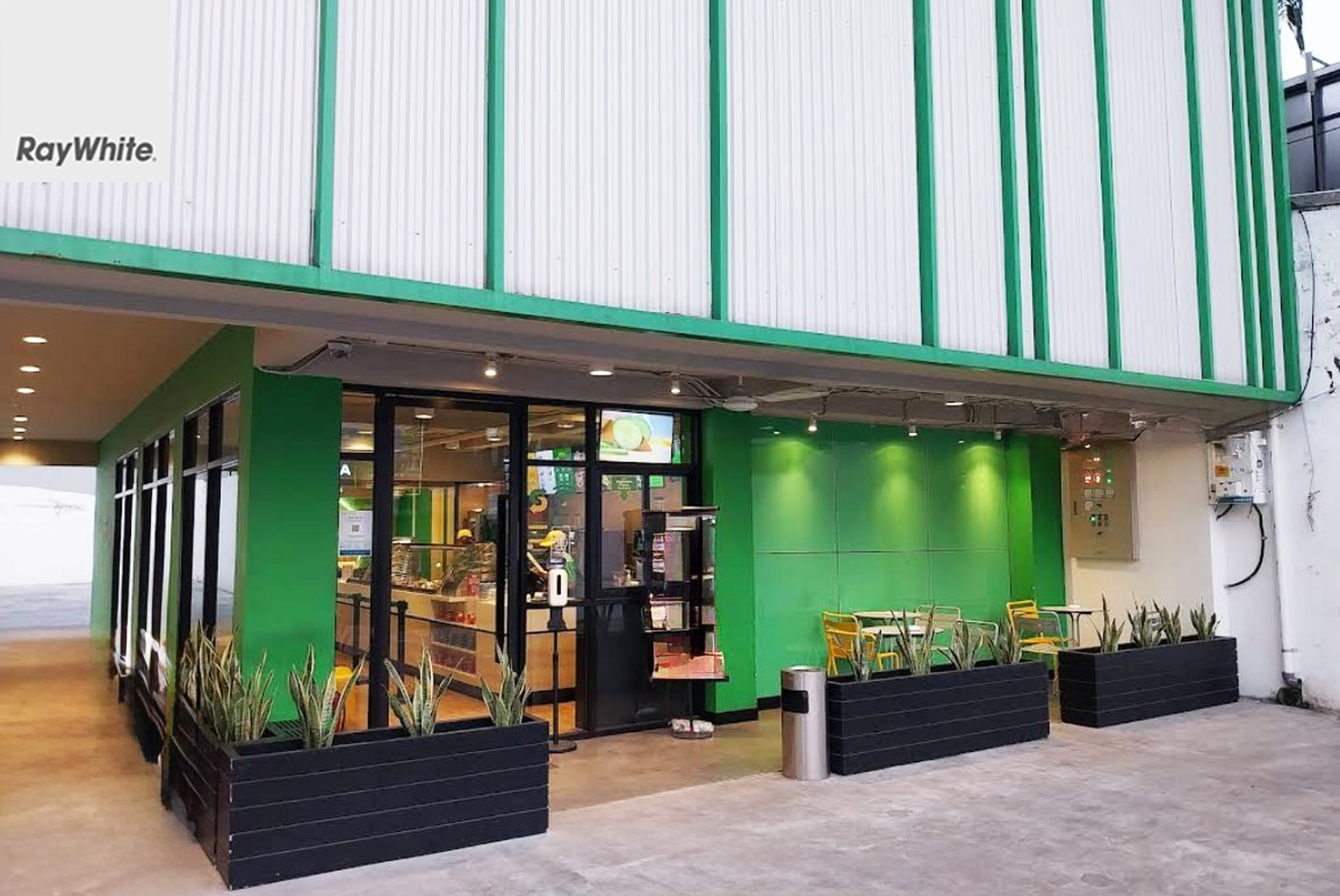 FOR RENT Bangunan Komersial ex Restoran Parkiran Luas Jatiwaringin Raya Kota Bekasi