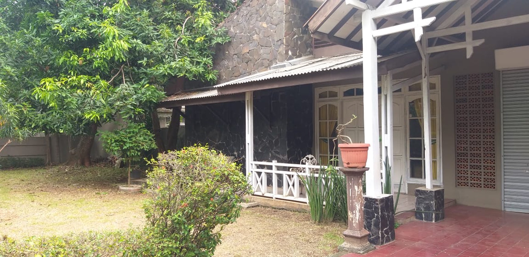 Rumah Hook jalan depan lebar 3 mobil Bina Marga Jakarta Timur
