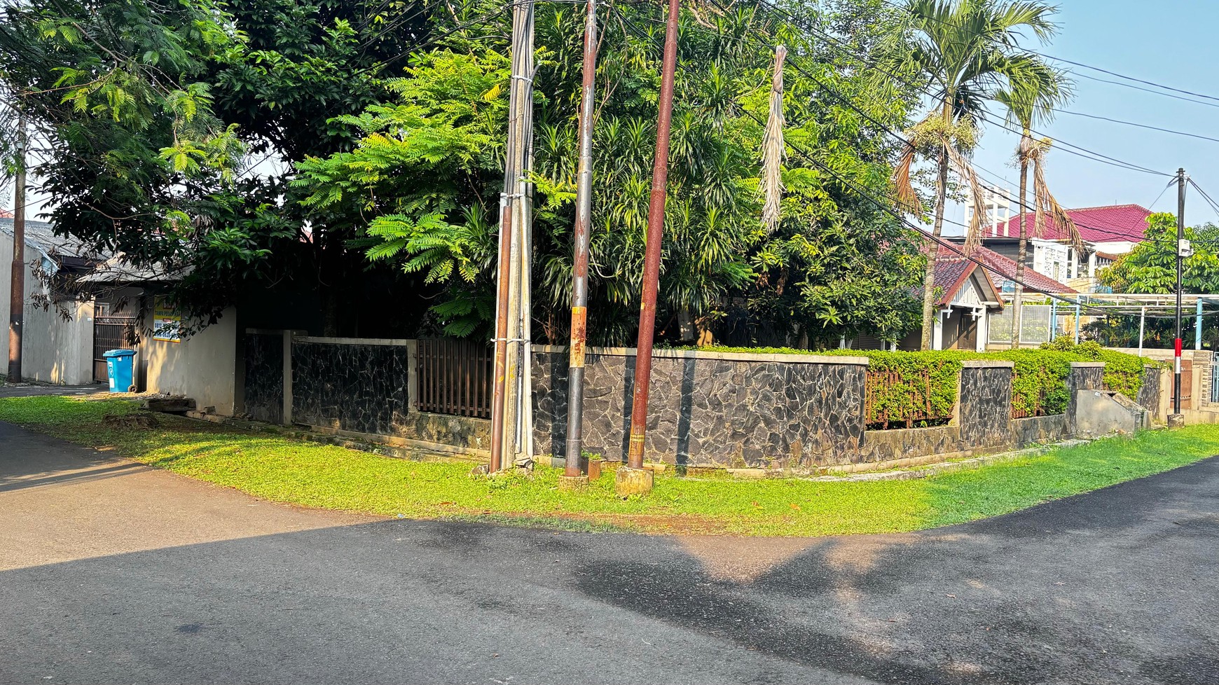 Rumah Hook jalan depan lebar 3 mobil Bina Marga Jakarta Timur
