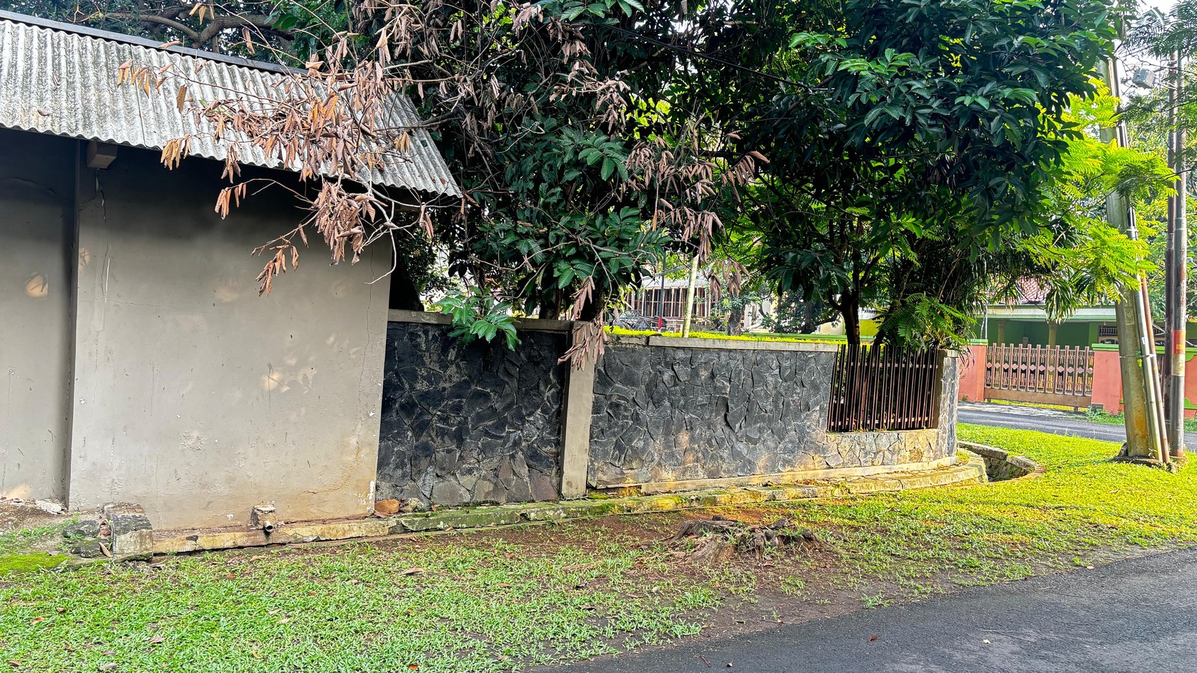 Rumah Hook jalan depan lebar 3 mobil Bina Marga Jakarta Timur