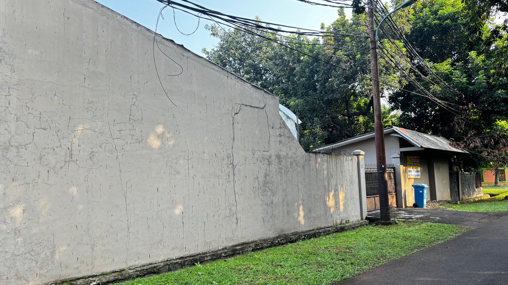 Rumah Hook jalan depan lebar 3 mobil Bina Marga Jakarta Timur