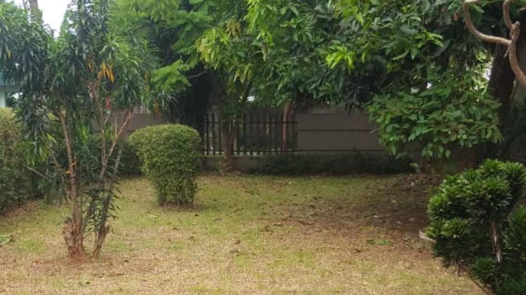 Rumah Hook jalan depan lebar 3 mobil Bina Marga Jakarta Timur