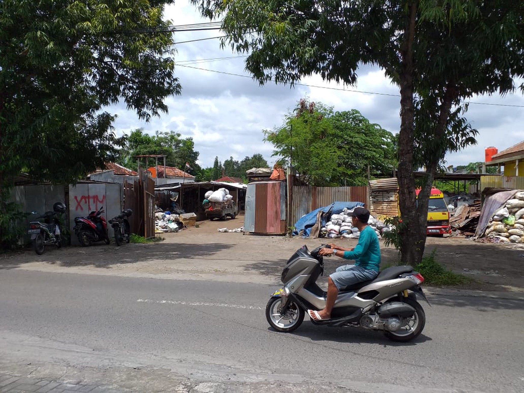 Tanah 1.548 Meter Persegi Cocok Untuk Gudang / Toko Di Jl Ahmad Wahid Banguntapan Bantul