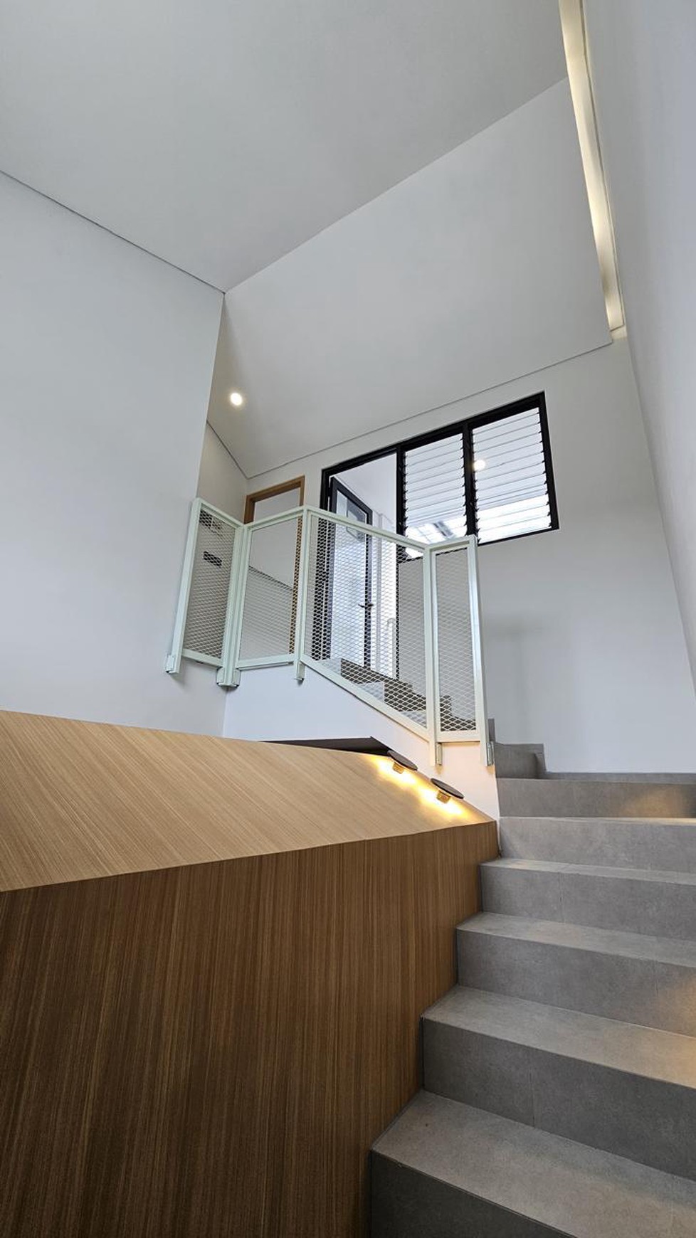 Rumah 2 Lantai Full Furnish Siap Huni dengan Hunian Nyaman dan Asri