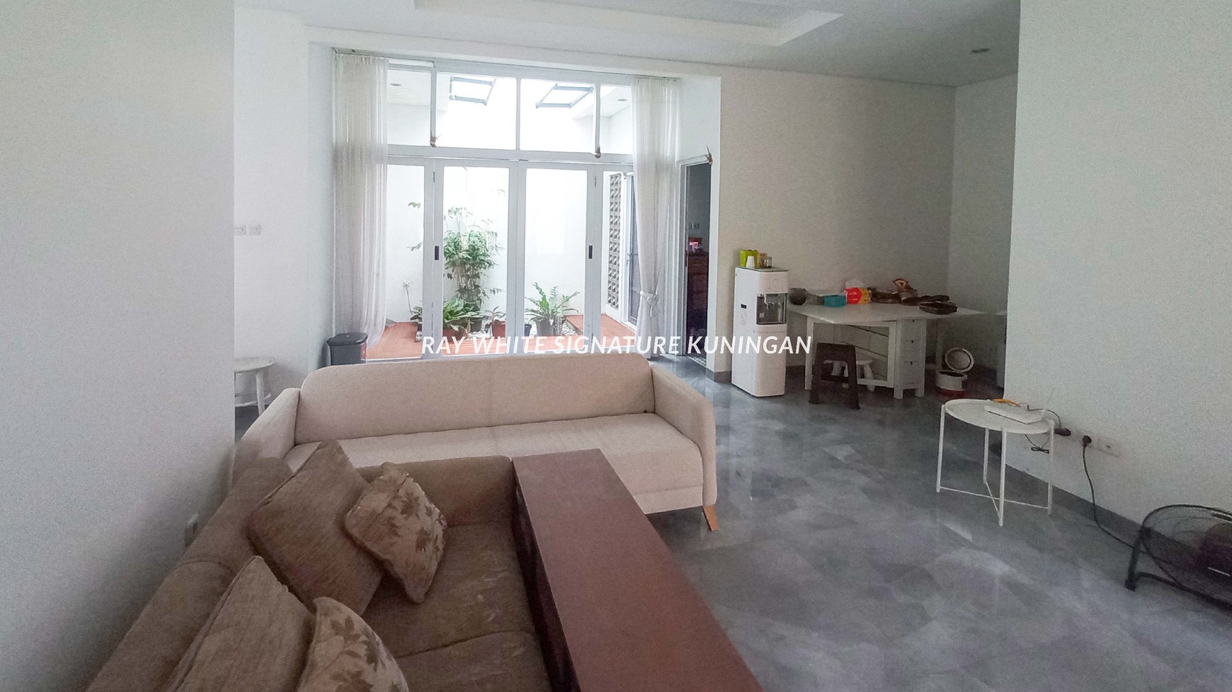 Rumah Dalam Town House Kondisi Bagus di The Royal East Cipayung