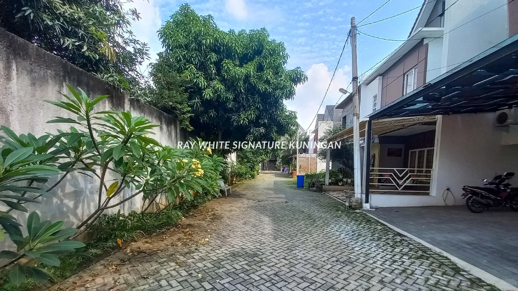 Rumah Dalam Town House Kondisi Bagus di The Royal East Cipayung
