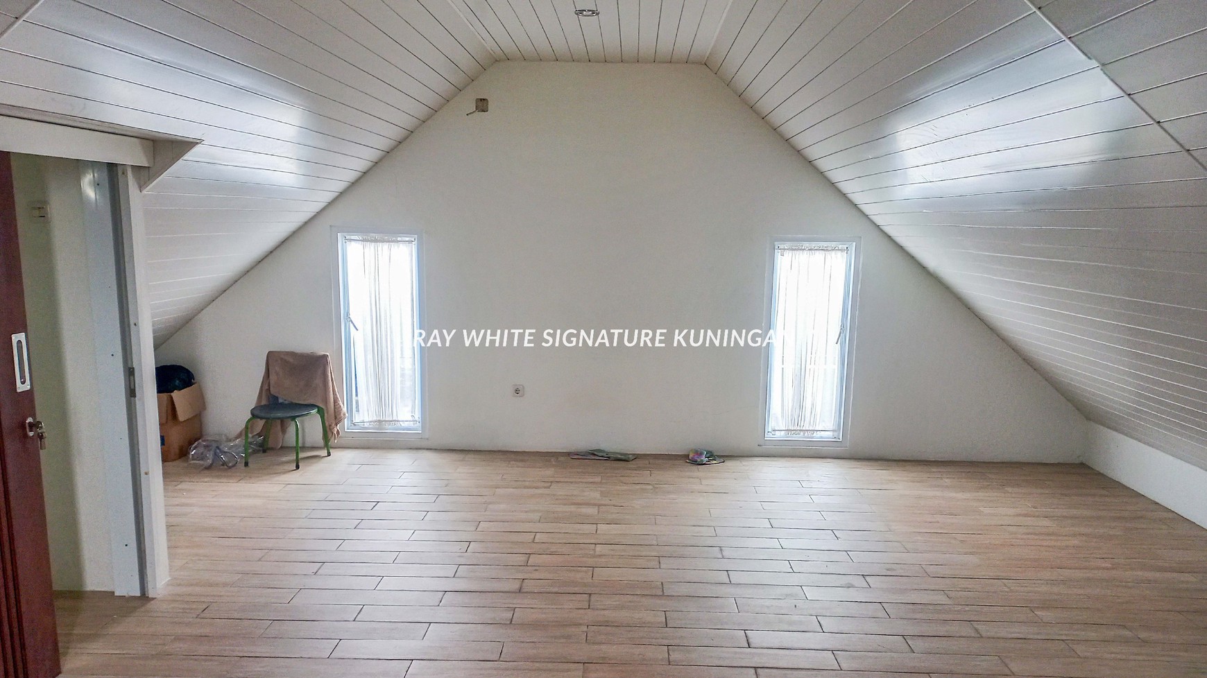 Rumah Dalam Town House Kondisi Bagus di The Royal East Cipayung