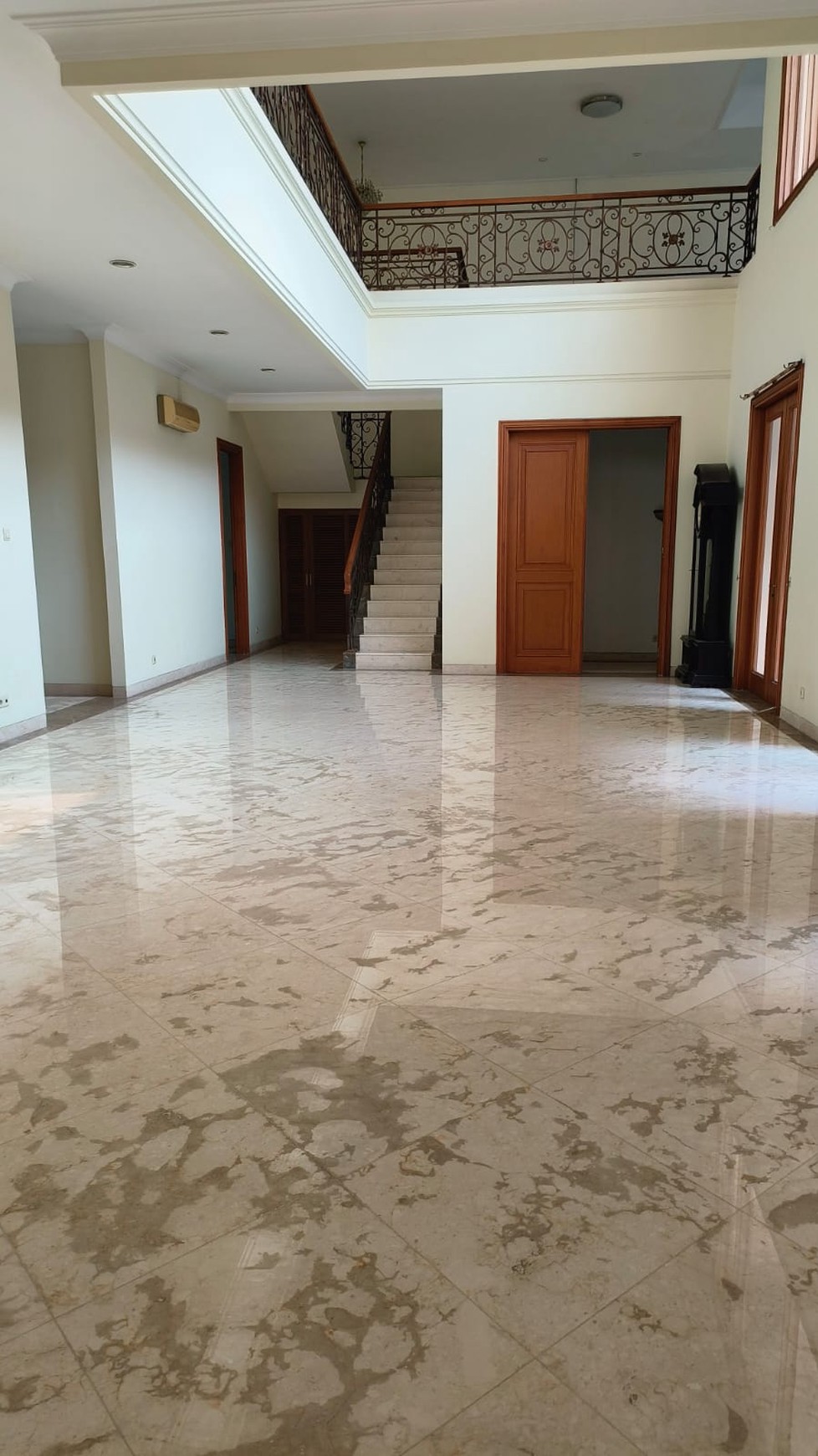 Rumah dengan Pool di kawasan Wijaya Kebayoran Baru
