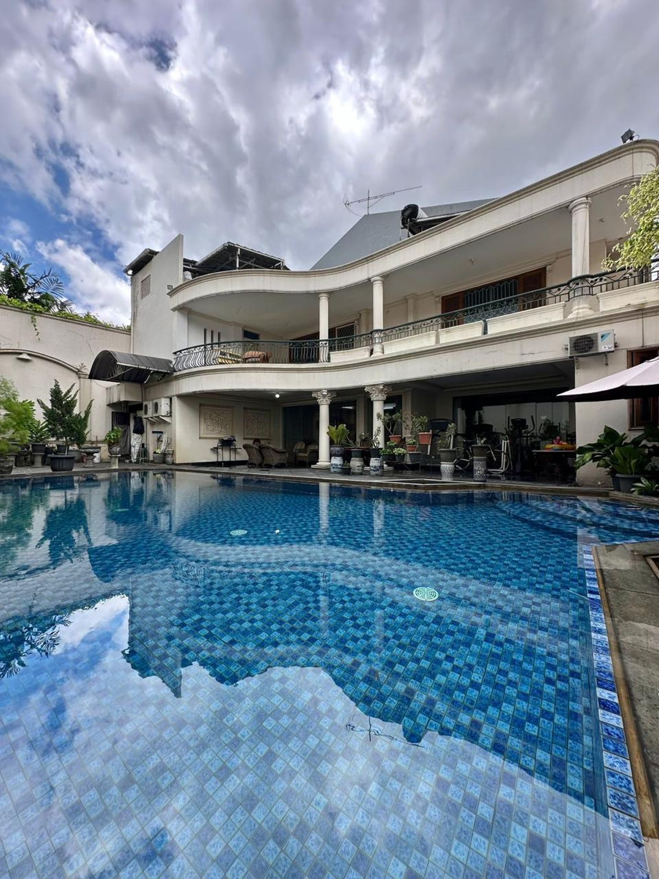 Rumah Mewah dengan Pool dan Ls 800m an di Bukit Hijau, Pondok Indah