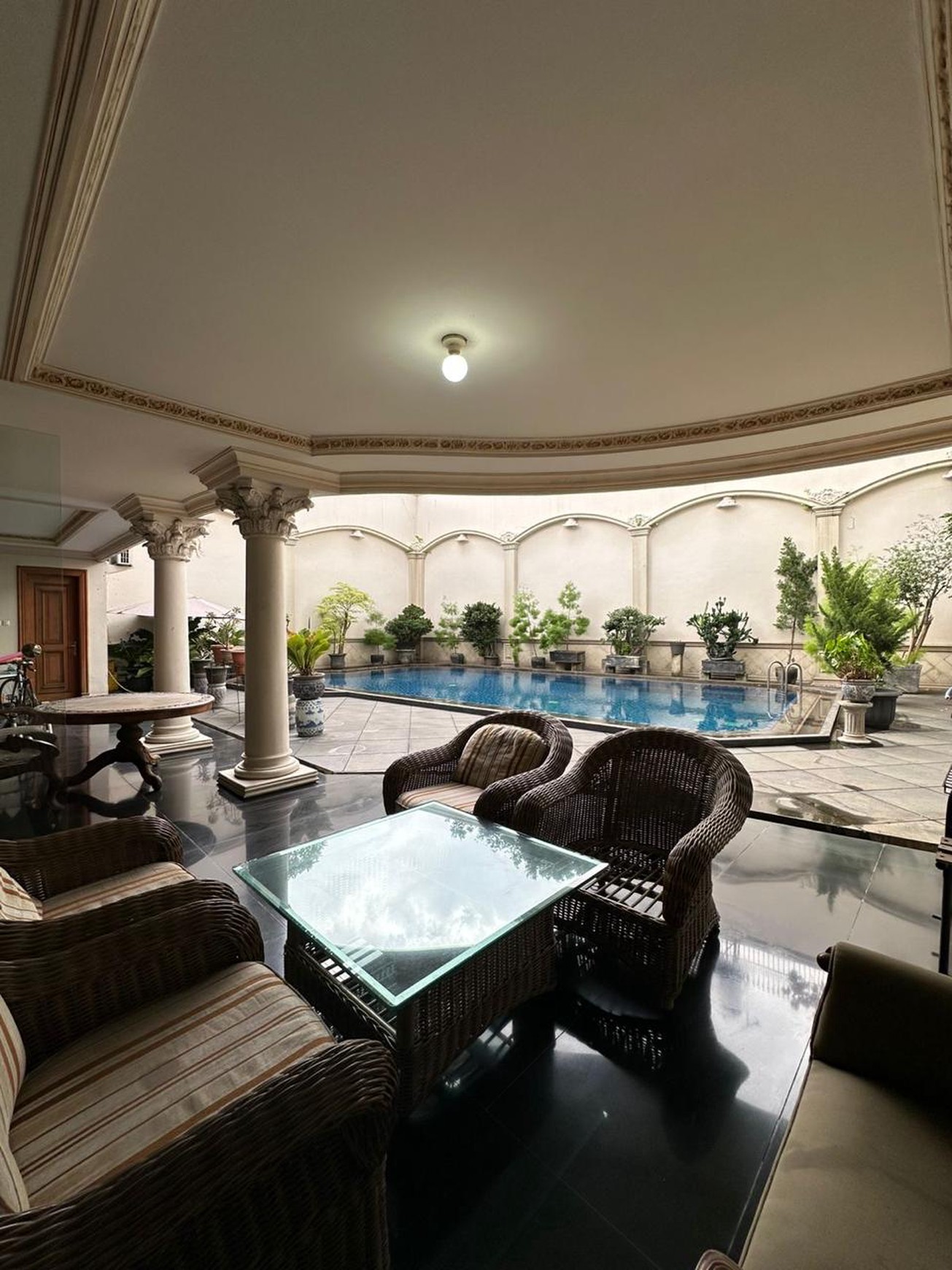 Rumah Mewah dengan Pool dan Ls 800m an di Bukit Hijau, Pondok Indah