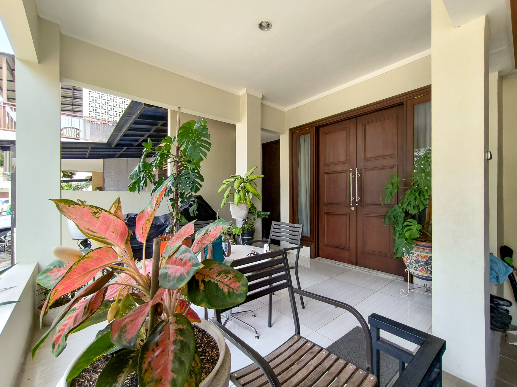 Rumah asri dgn halaman dan kolam ikan di Emerald Garden Bintaro