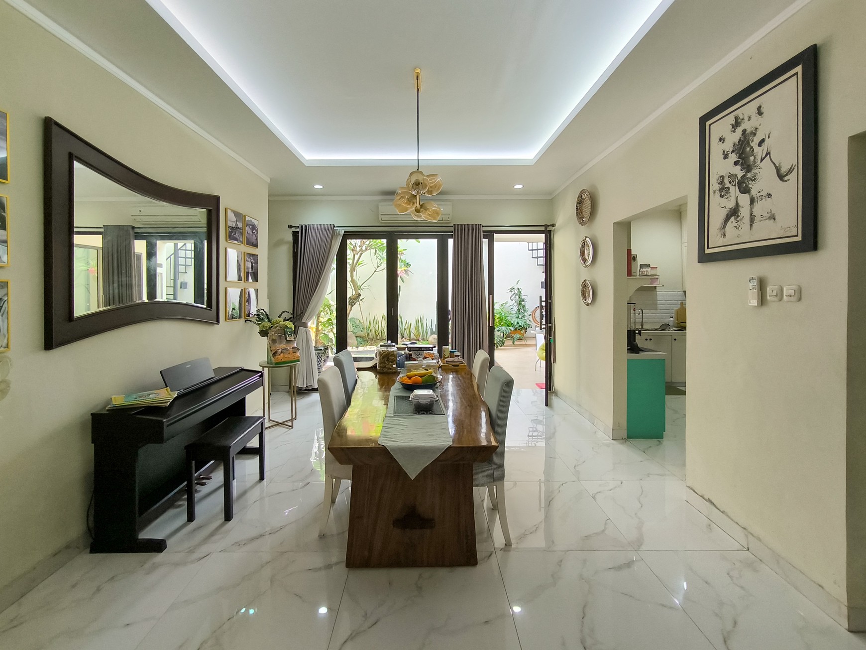 Rumah asri dgn halaman dan kolam ikan di Emerald Garden Bintaro